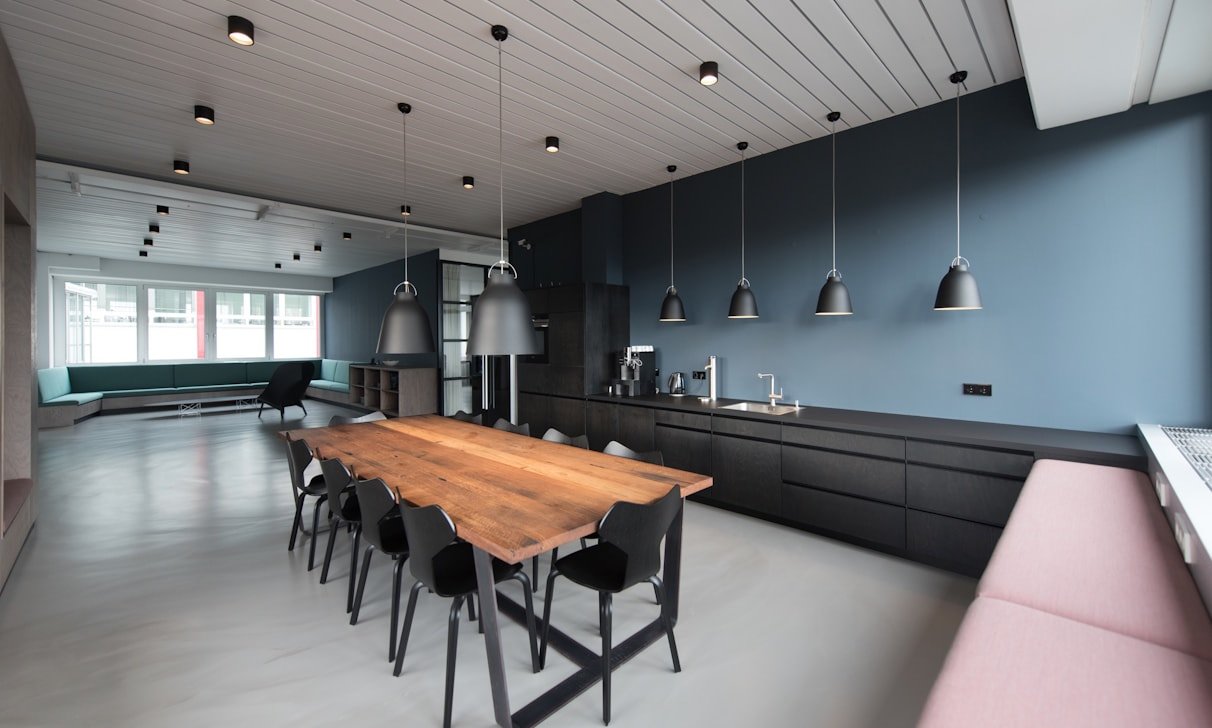 Bureau commercial avec éclairage moderne